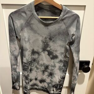 Lululemon Athletica Black and White Fitted swiftly